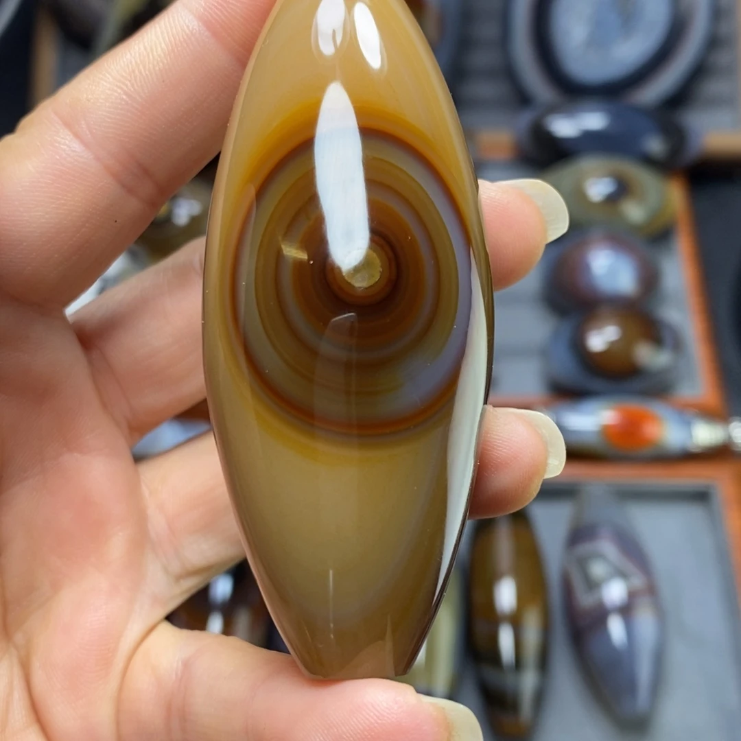 肥***点玛瑙/玉髓未镶嵌珠宝奇石