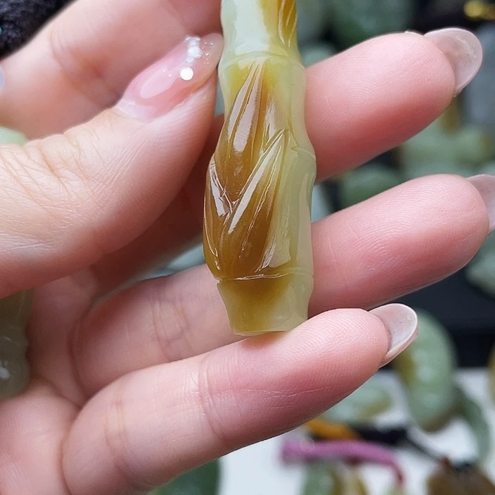 沧***姐和田玉未镶嵌颈饰