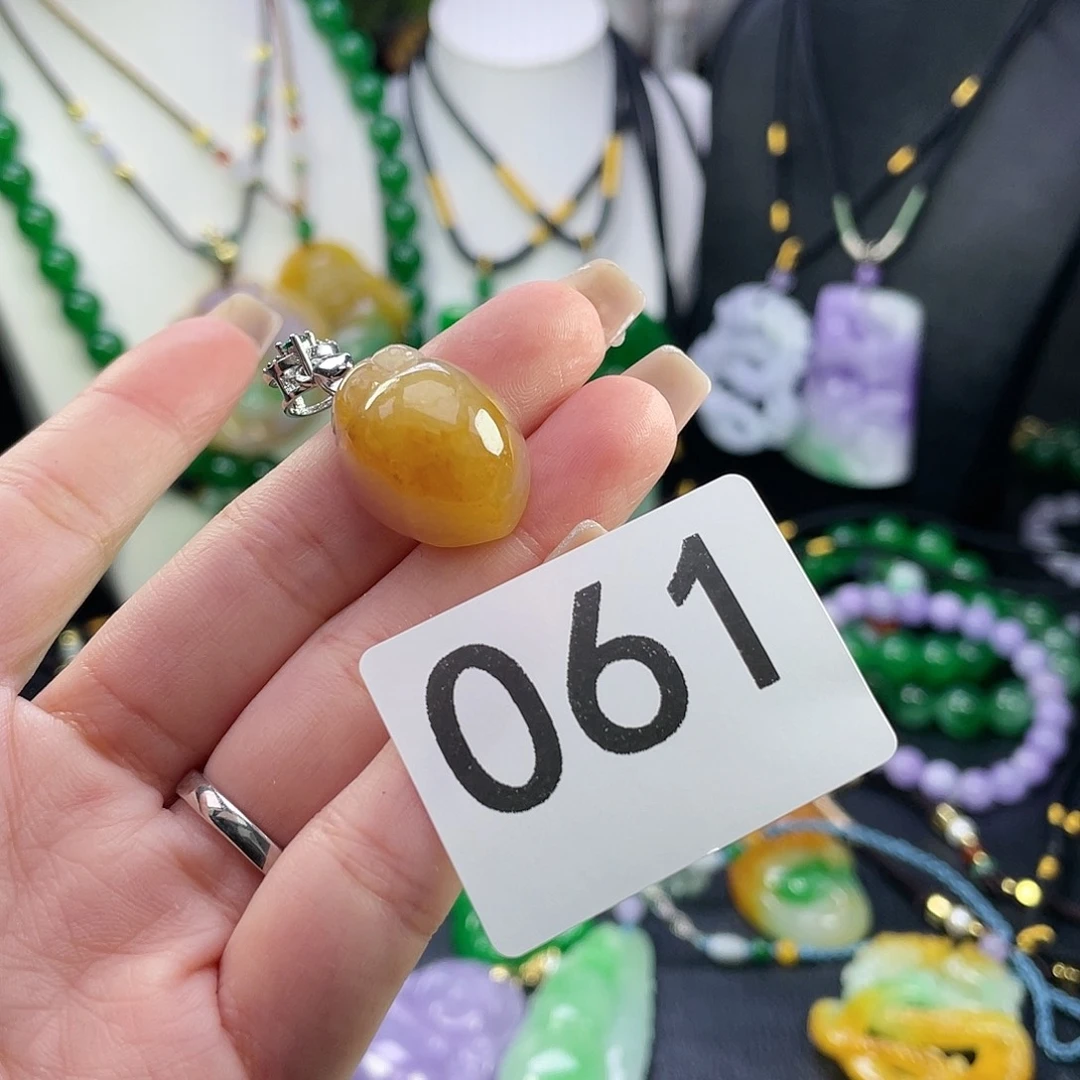 翡翠未镶嵌吊坠(赠链)