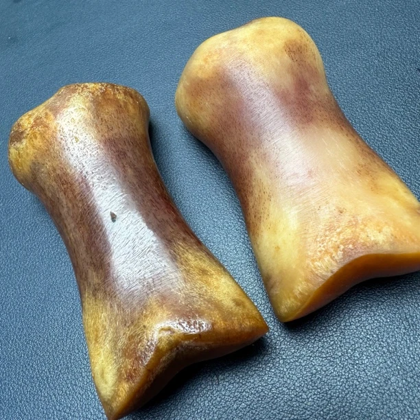 豪华驼骨掌骨带血带抖纹泡九手把件