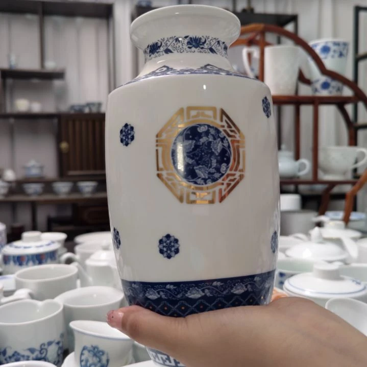 瓷缠枝莲青花花瓶一个
