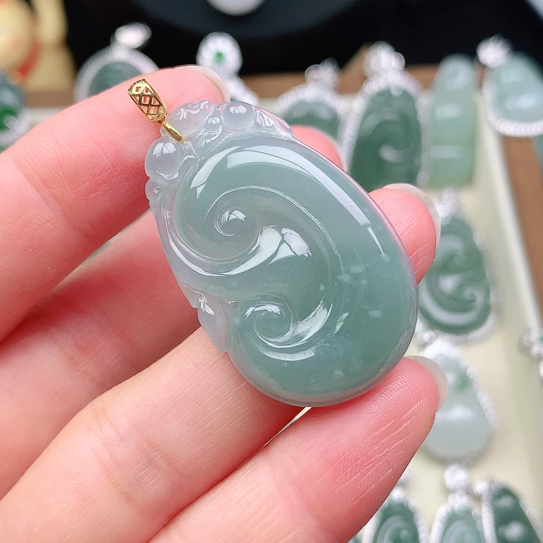 翡翠18K金镶嵌颈饰吊坠