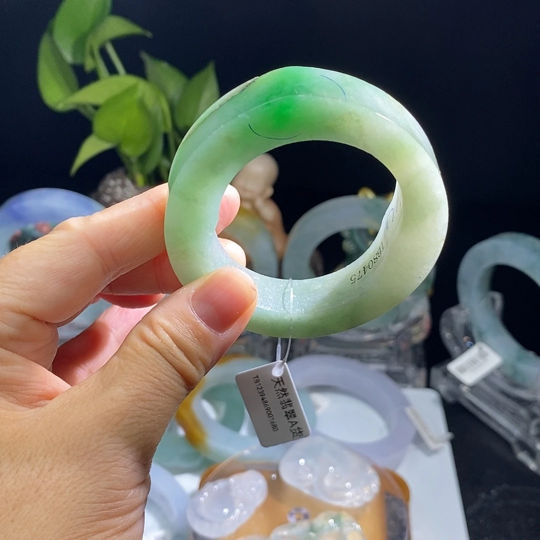 哈***腻定制翡翠未镶嵌翡翠