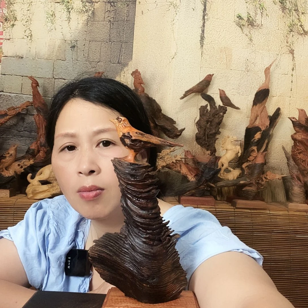 松木展*琥珀木随巧雕而成