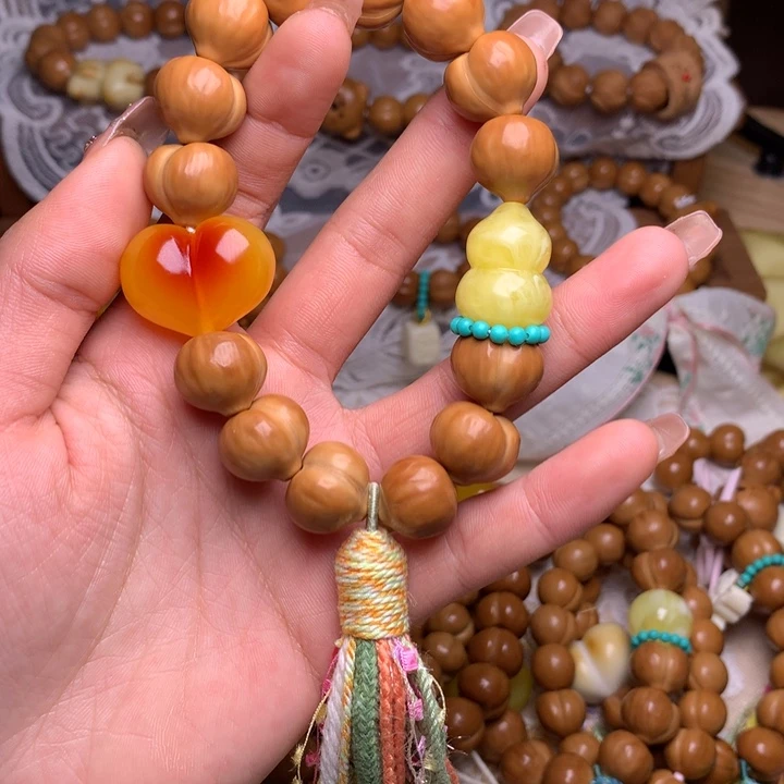 猴头核桃吊坠屁桃手持纹理