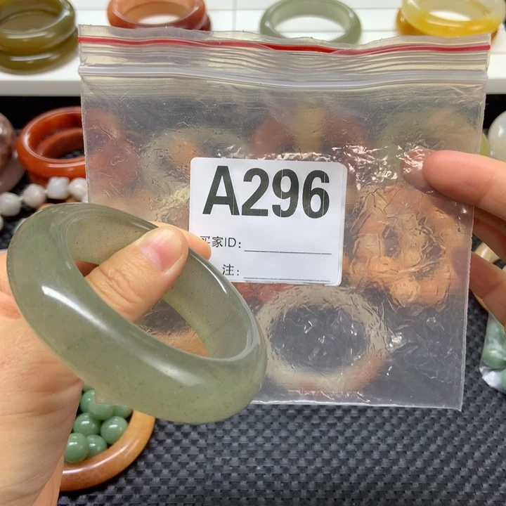 未镶嵌手镯石英质玉莯*?