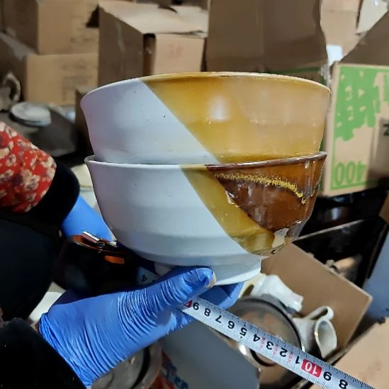 瓷片盘子碗茶壶啥都有