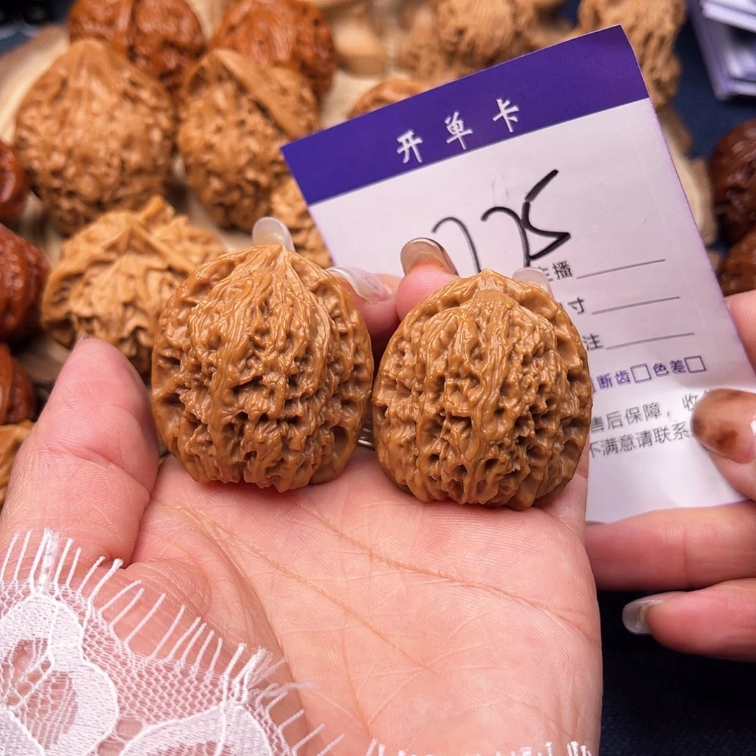 文玩核桃吊坠南疆石34+