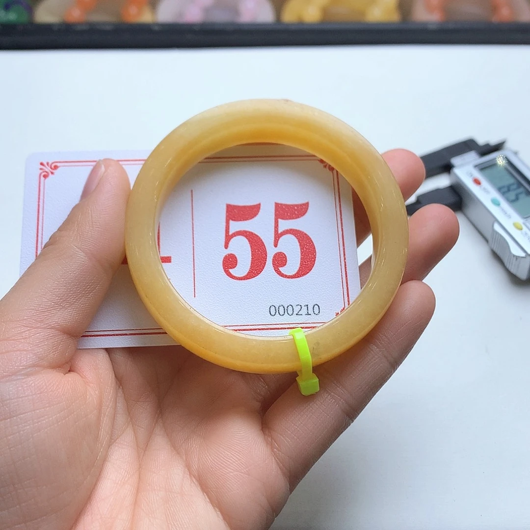 未镶嵌石英质玉（黄龙玉）手镯久****）