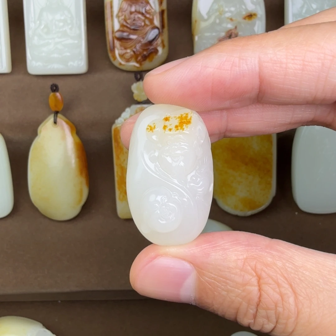 菲***来和田玉未镶嵌颈饰