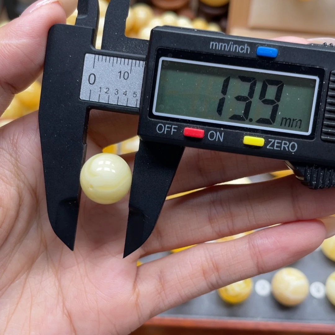 男***未镶嵌琥珀珠宝奇石