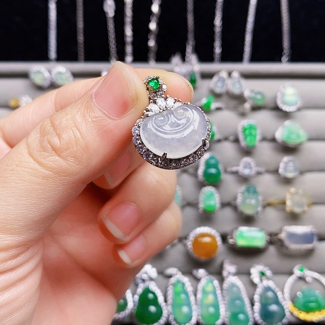 翡翠银S925镶嵌颈饰如意