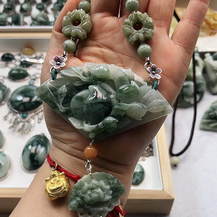 透闪石-蛇纹石玉未镶嵌颈饰