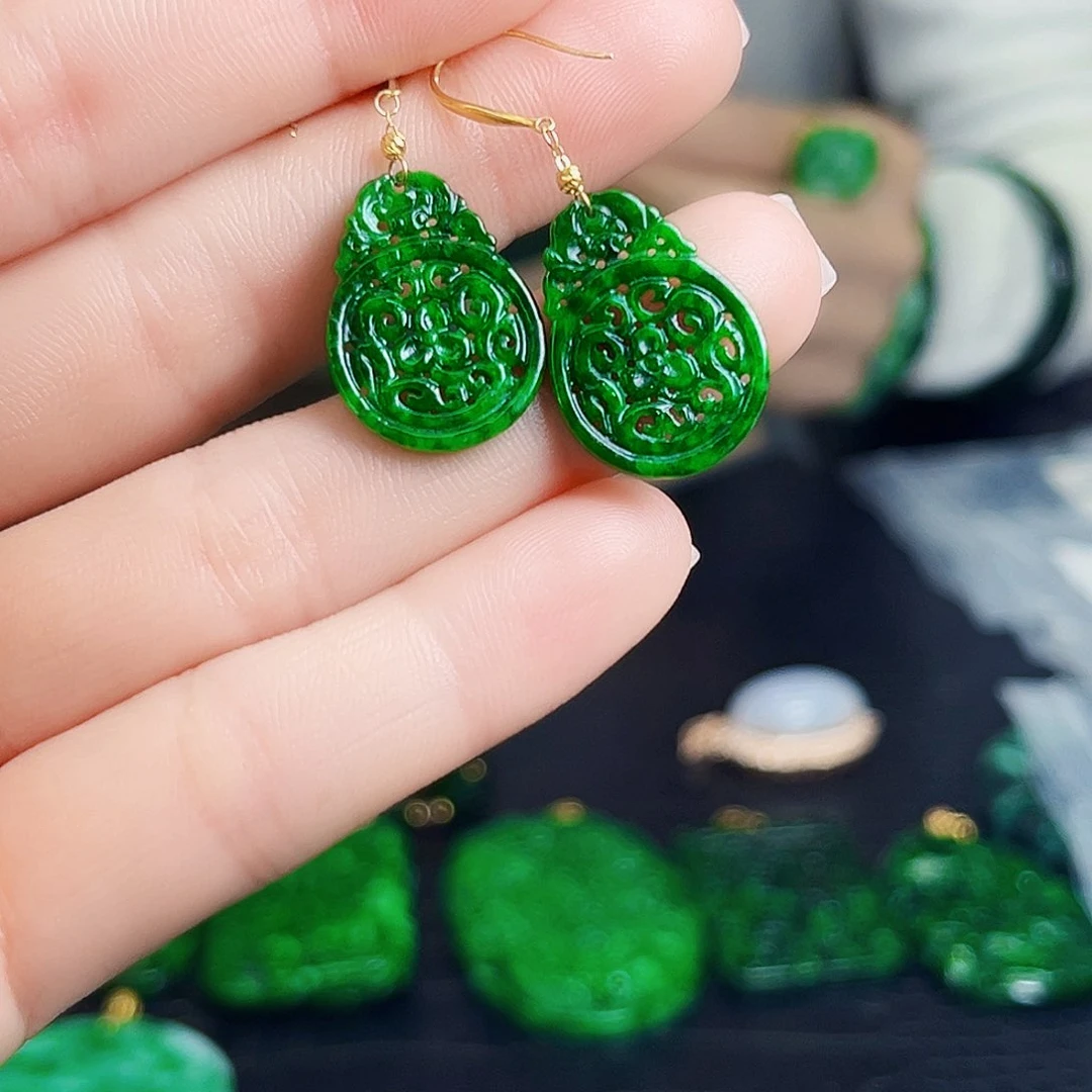 颈饰18K金镶嵌翡翠多样性