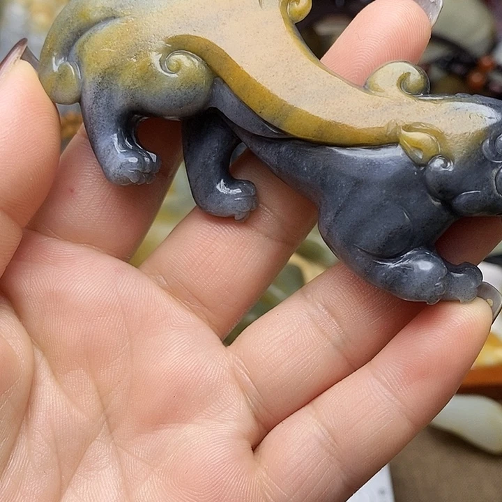 山***亮和田玉未镶嵌颈饰