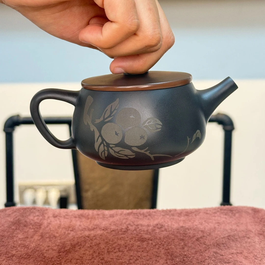 云南建水紫陶壶，三朵枇杷金腰带汉瓦壶，全手工泡茶壶-容量200毫升