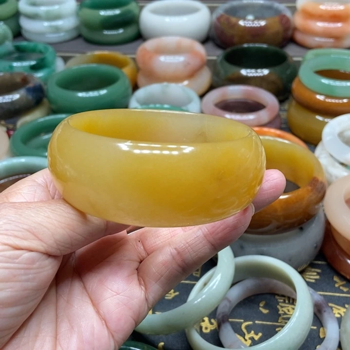 石英质玉手镯未镶嵌雨**红