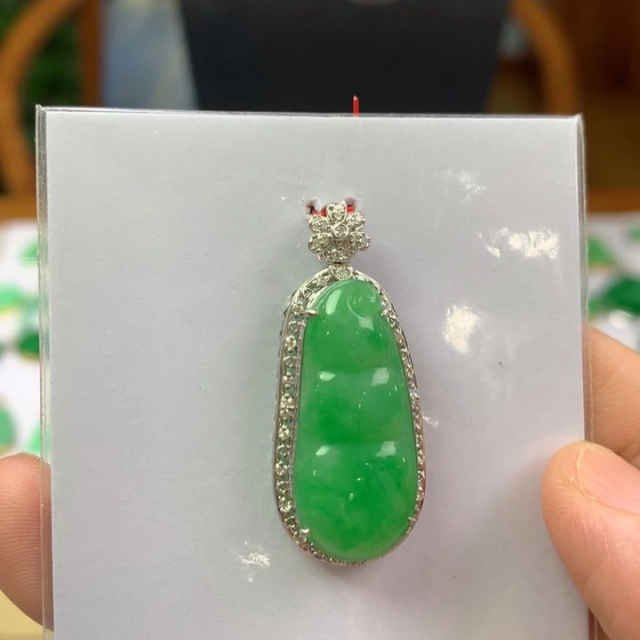 颈饰18K金镶嵌翡翠翡翠吊坠