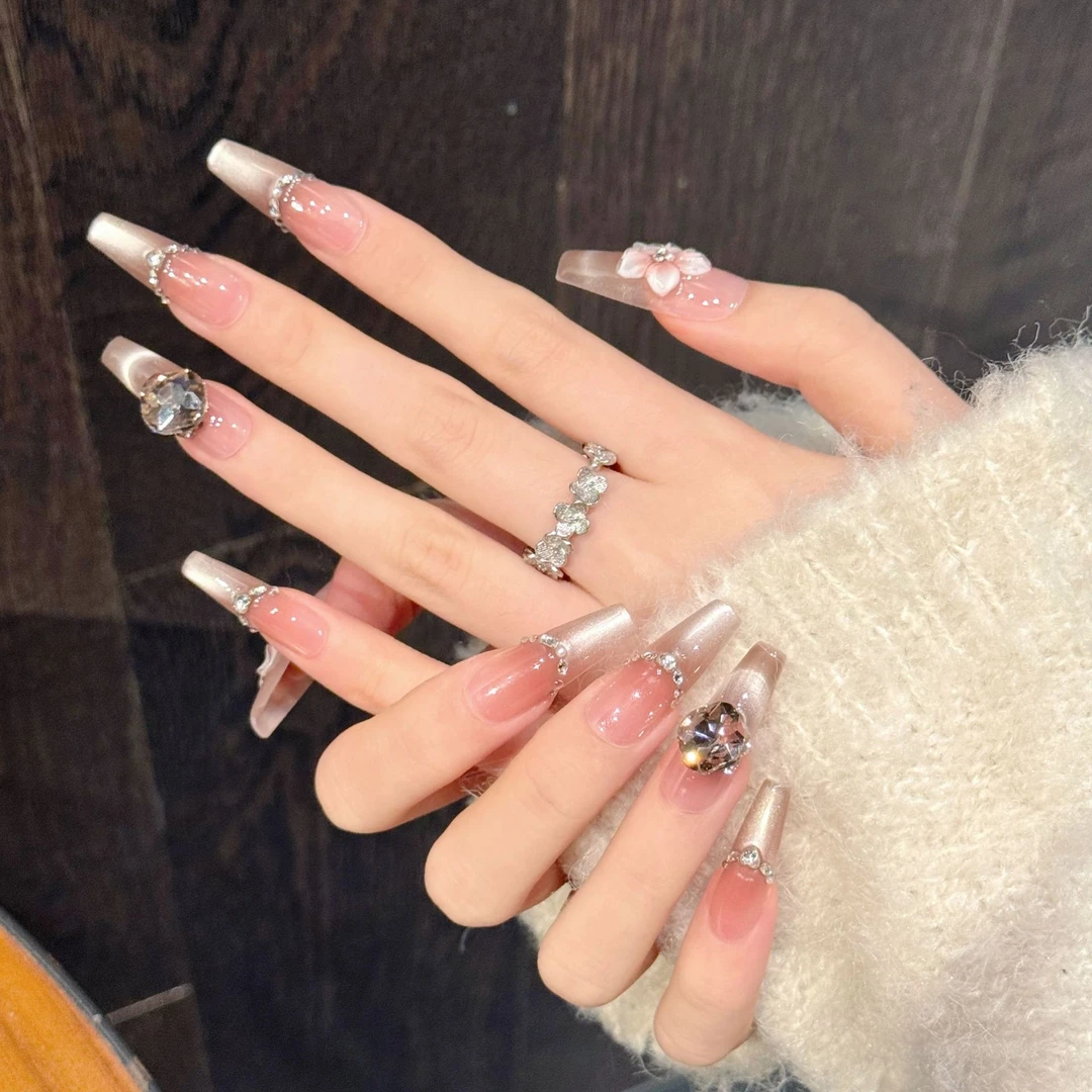 烟皙白瓣｜纯欲感立体雕花碎钻温柔猫眼手工穿戴甲10片