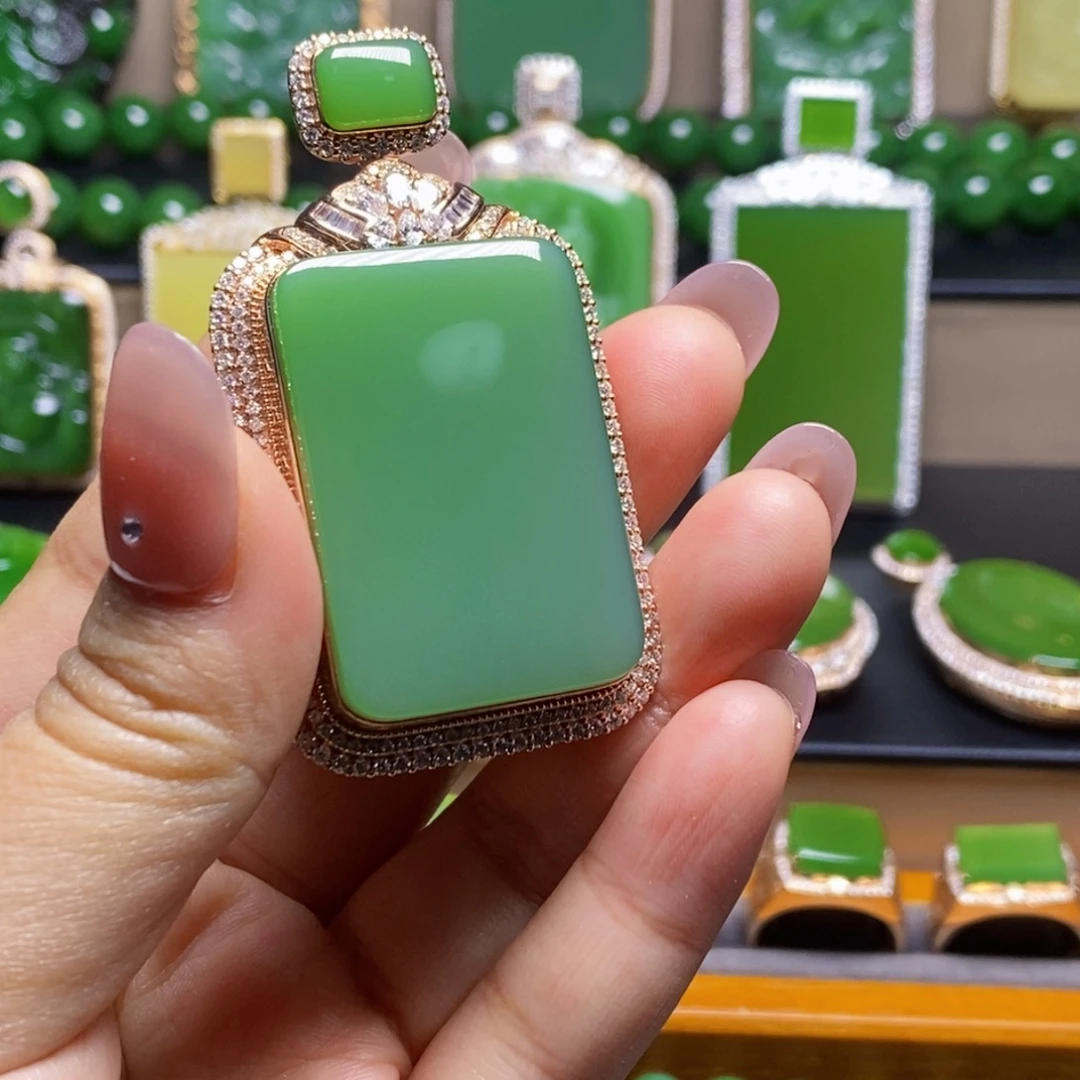 二***宝和田玉18K金镶嵌挂件