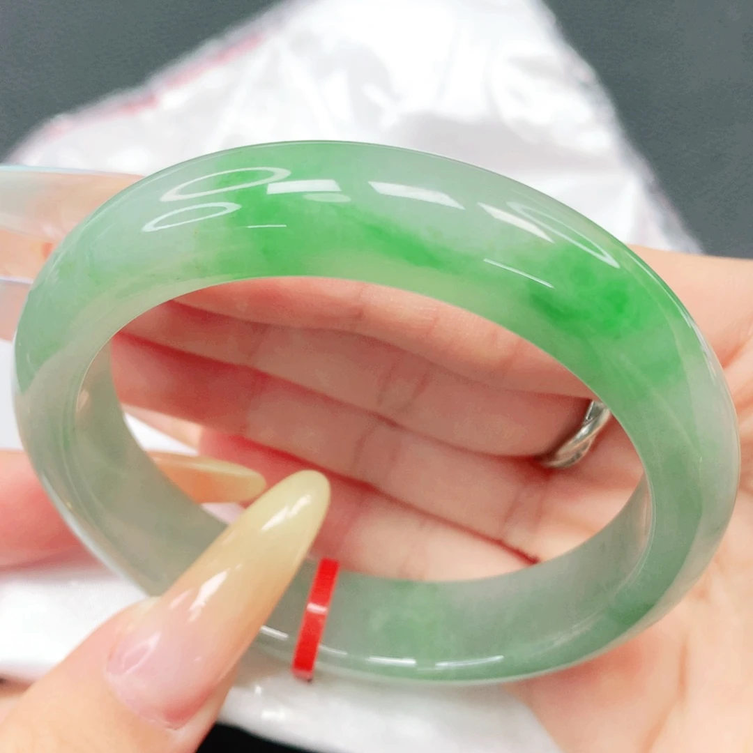 翡翠手镯未镶嵌56。
