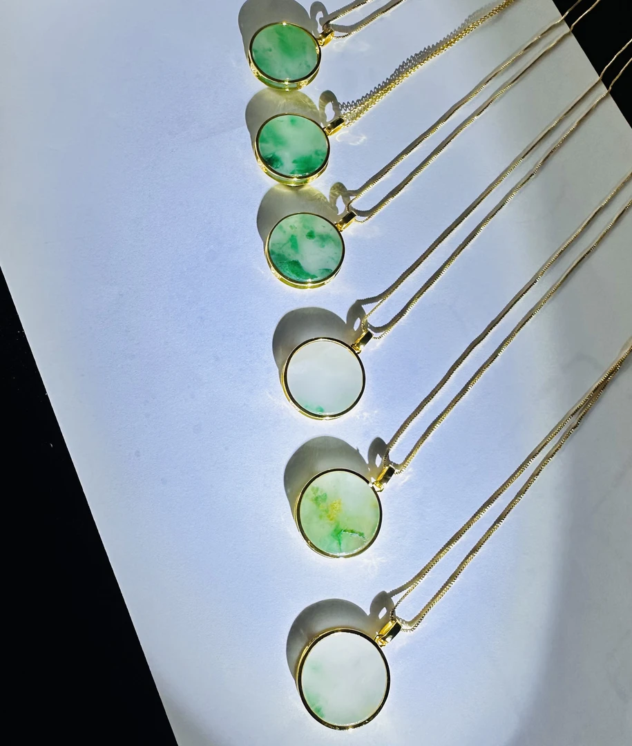 小圆牌吊坠-天然非洲翠精致女士小礼物（一件 多样性随机发货）