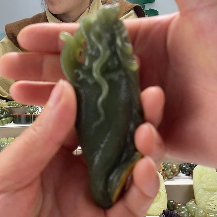 透闪石质玉未镶嵌把件勇**心