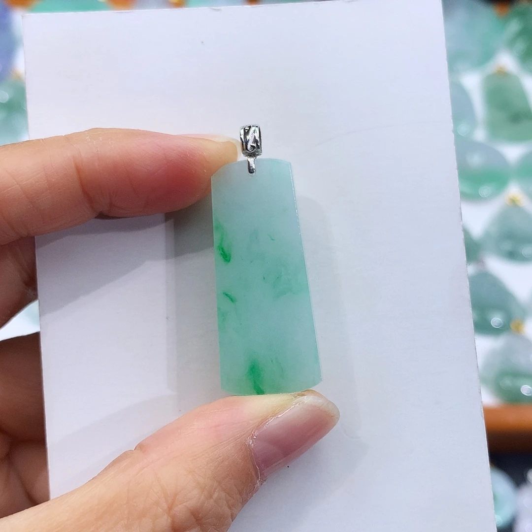 翡翠18K金镶嵌颈饰翡翠吊坠