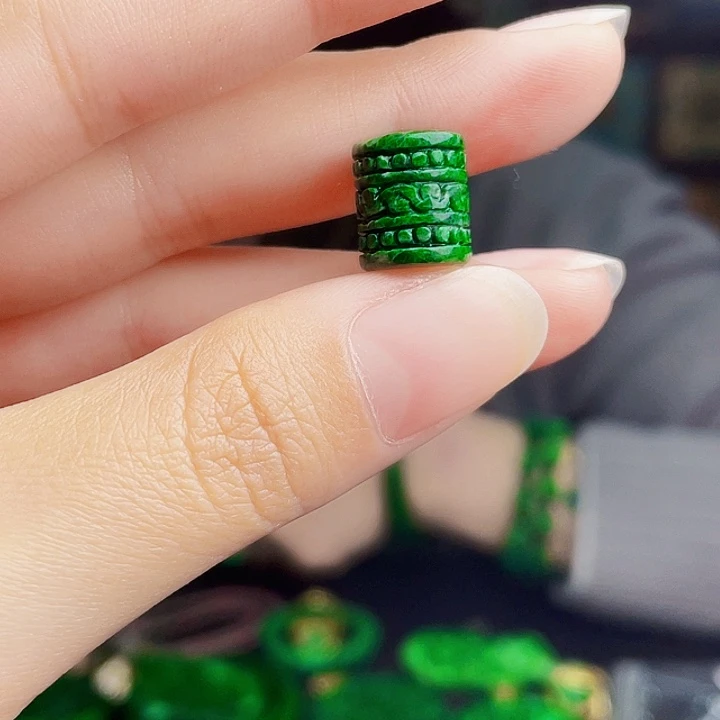 翡翠未镶嵌颈饰多样性