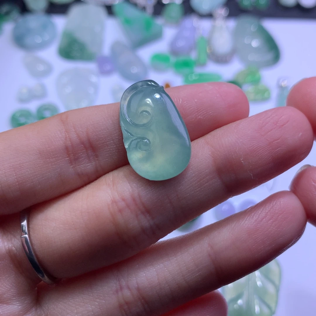 翡翠未镶嵌颈饰如意