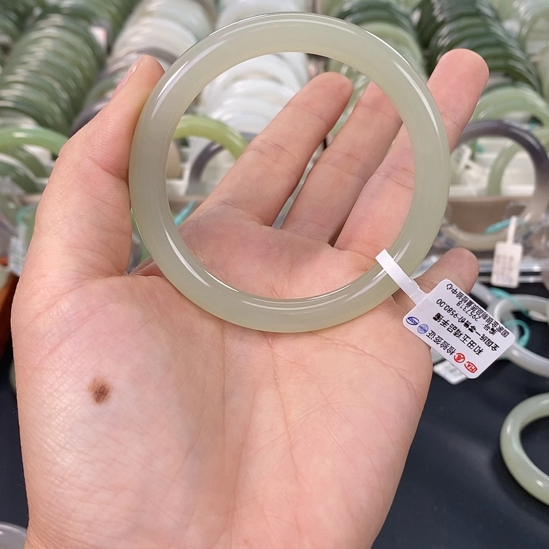 和田玉手镯未镶嵌55.56