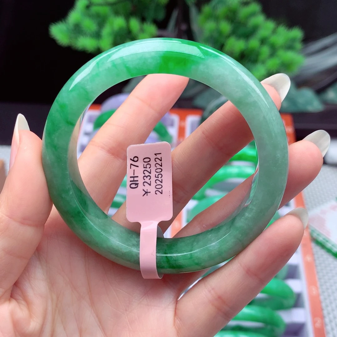 翡翠手镯未镶嵌翡翠