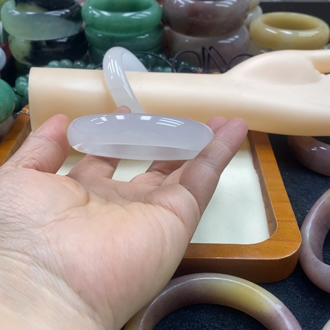 初***肤未镶嵌手镯石英质玉