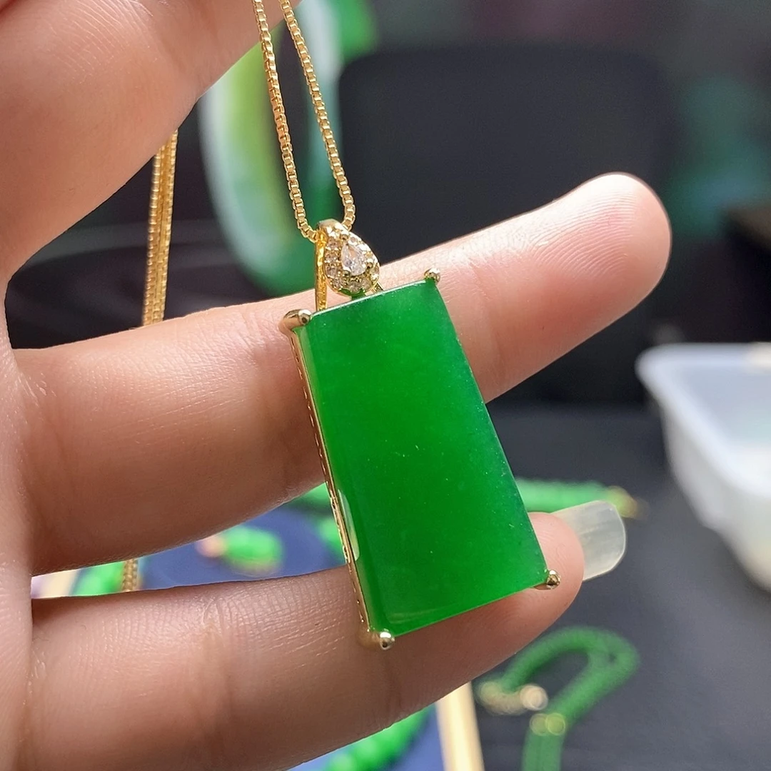 翡翠未镶嵌颈饰无事牌