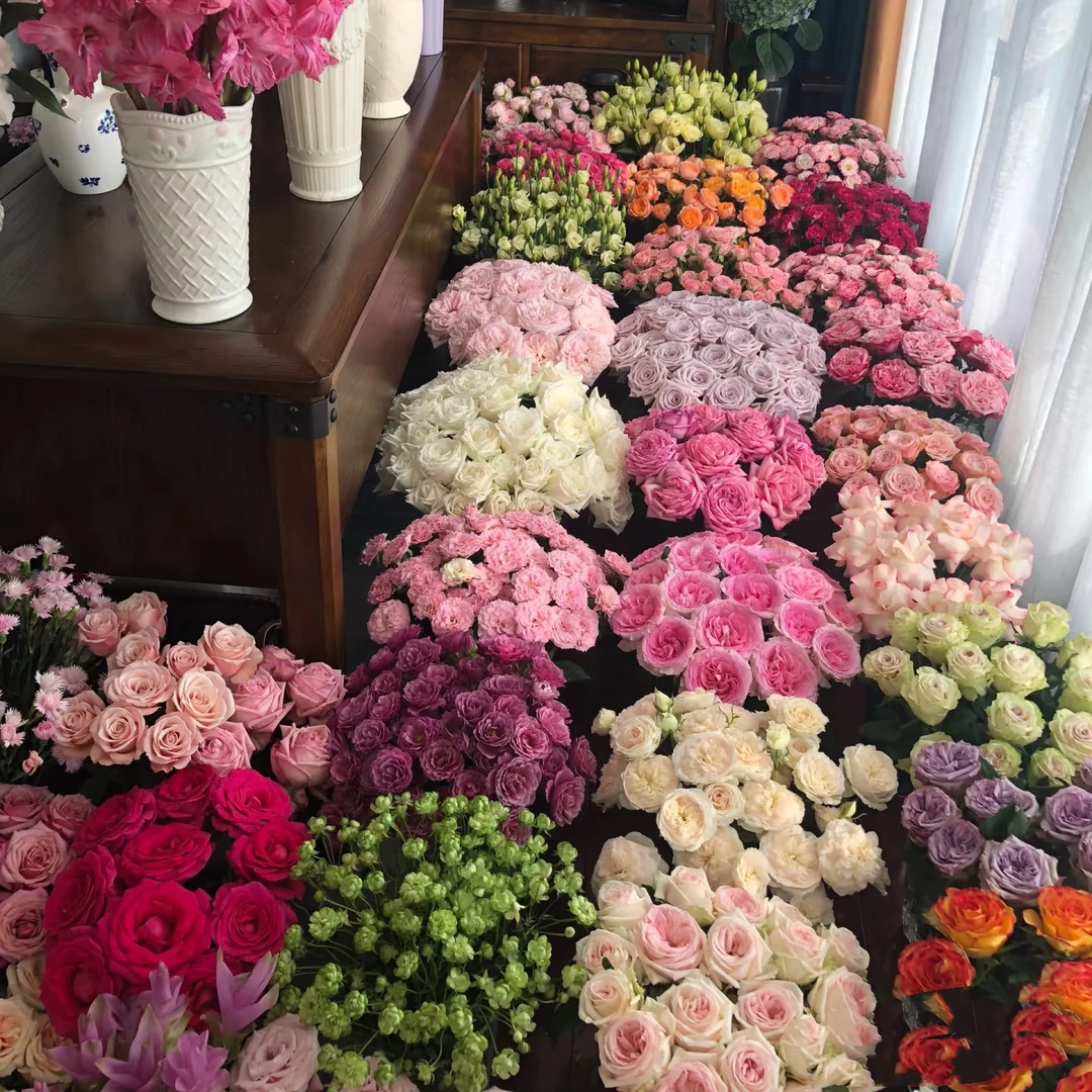 【花仙子鲜花】红玫瑰+粉玫瑰+橙芭比+巧克力多头+配草