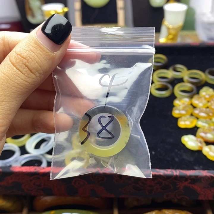 蛇纹石玉手镯未镶嵌夢****?