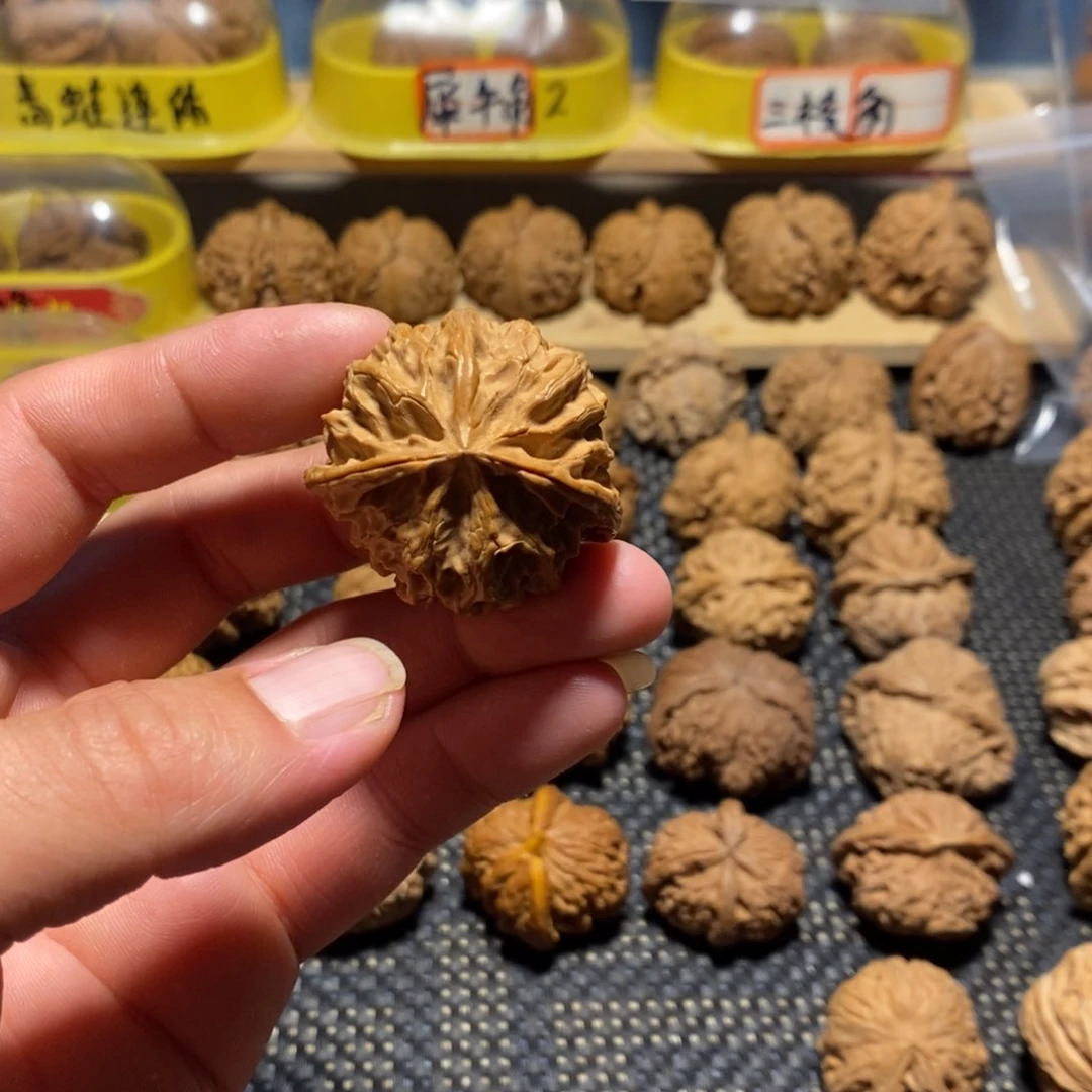 T***y文玩核桃吊坠异形