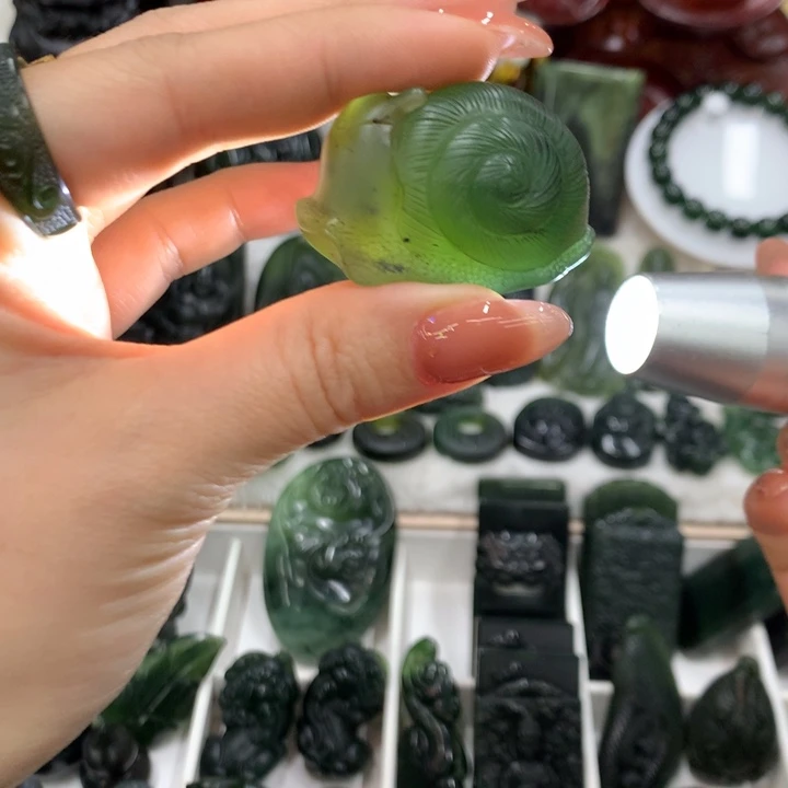 蛇纹石玉未镶嵌颈饰