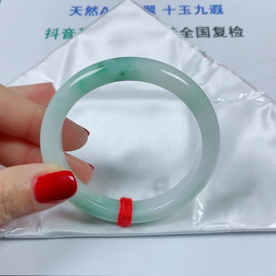 翡翠未镶嵌手镯圈口的60.5宽11.4厚8.8