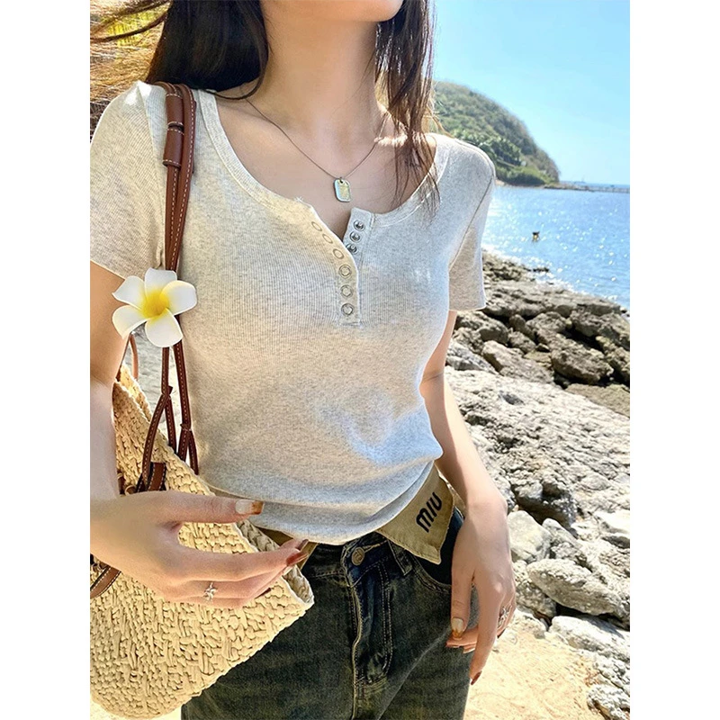 小个子紧身辣妹正肩短袖新款T恤女夏季简约排扣短款显瘦上衣