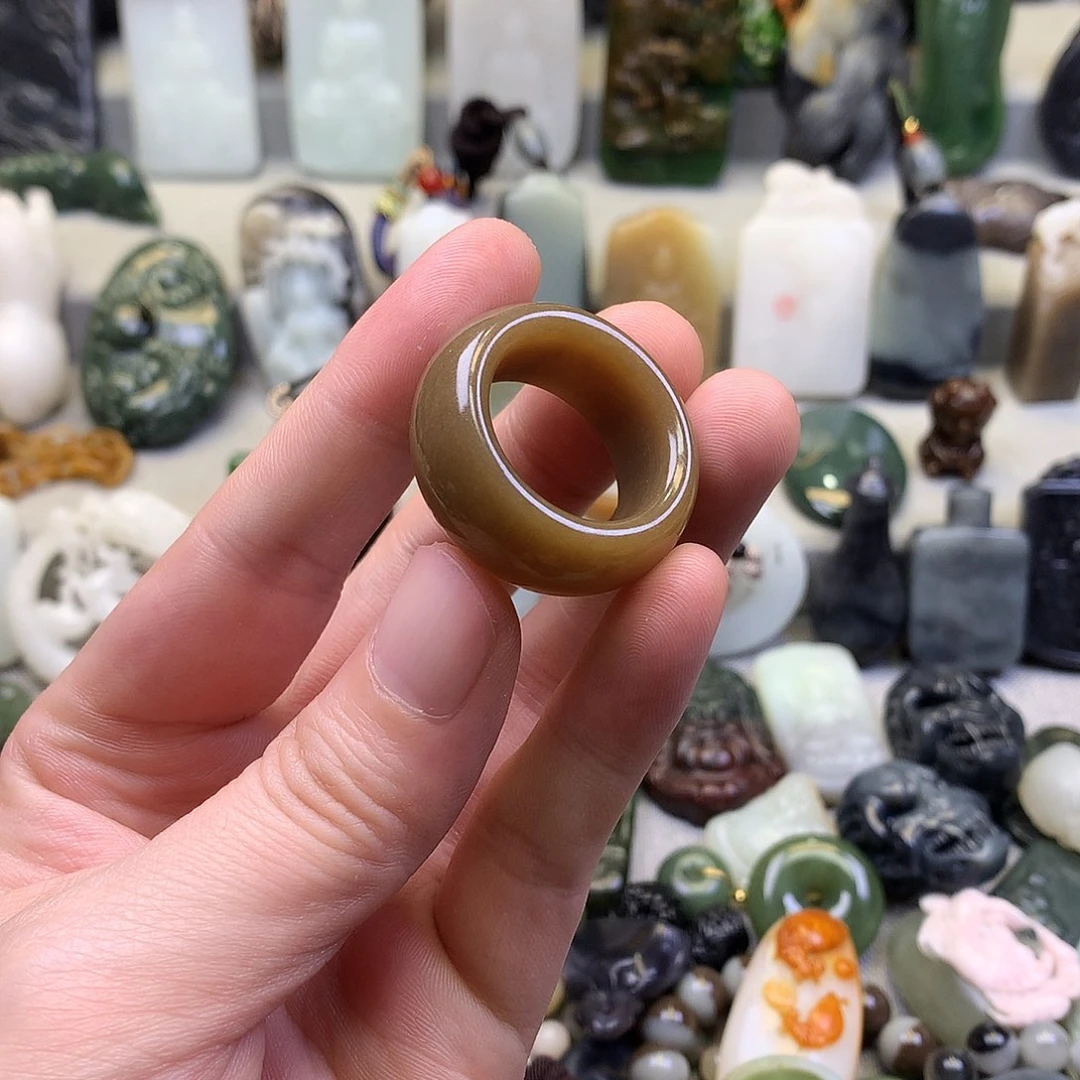 和田玉颈饰未镶嵌搬*人