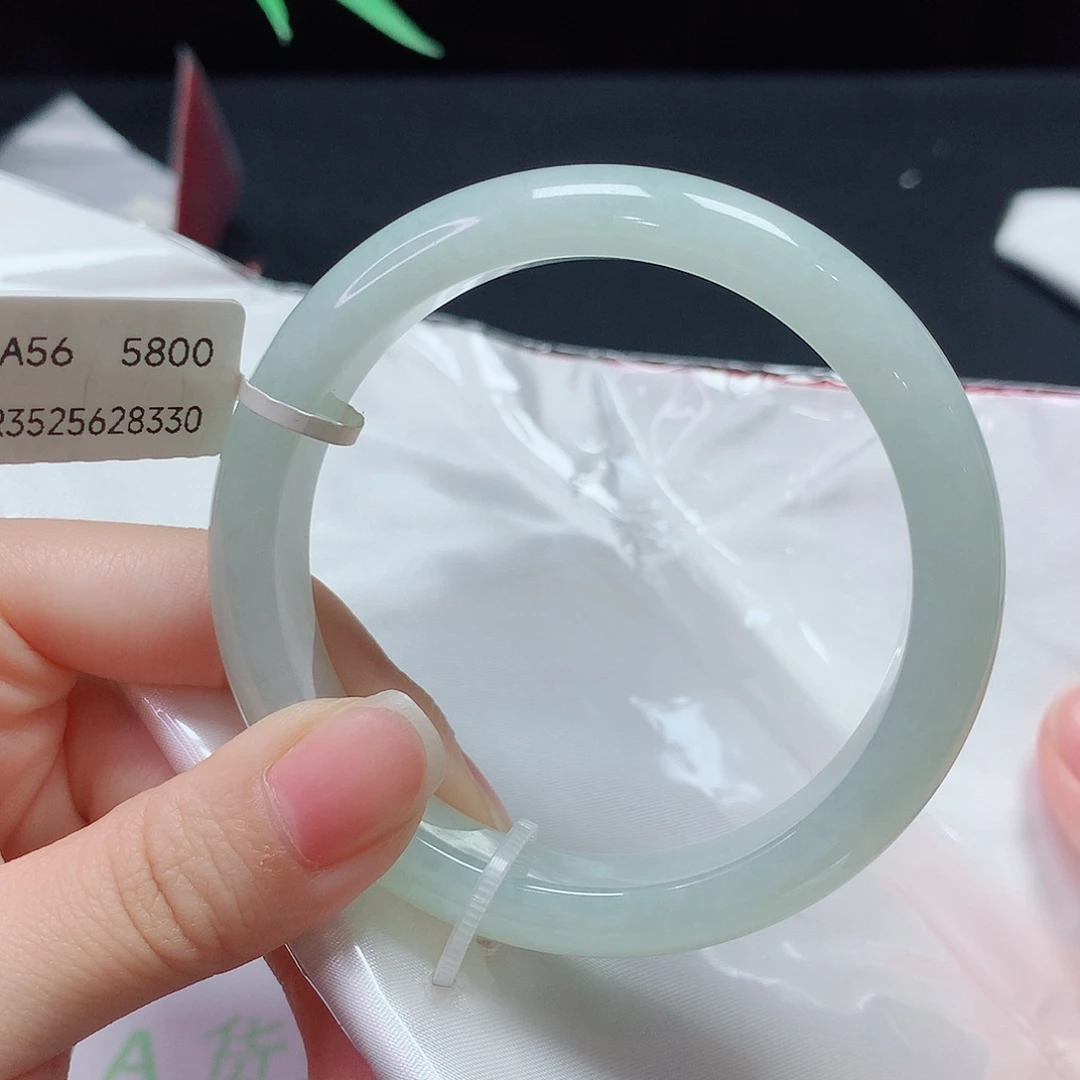 翡翠手镯未镶嵌翡翠手镯