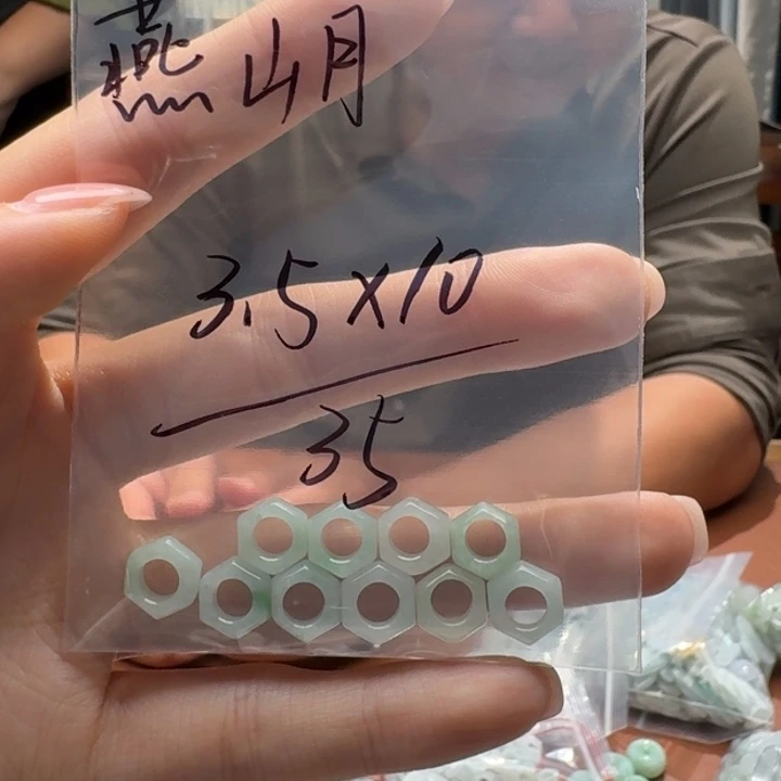 未镶嵌挂件翡翠燕**?