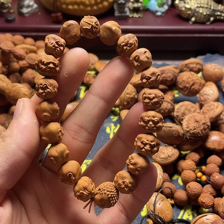 龙纹桃核雕刻瑕疵静心罗汉