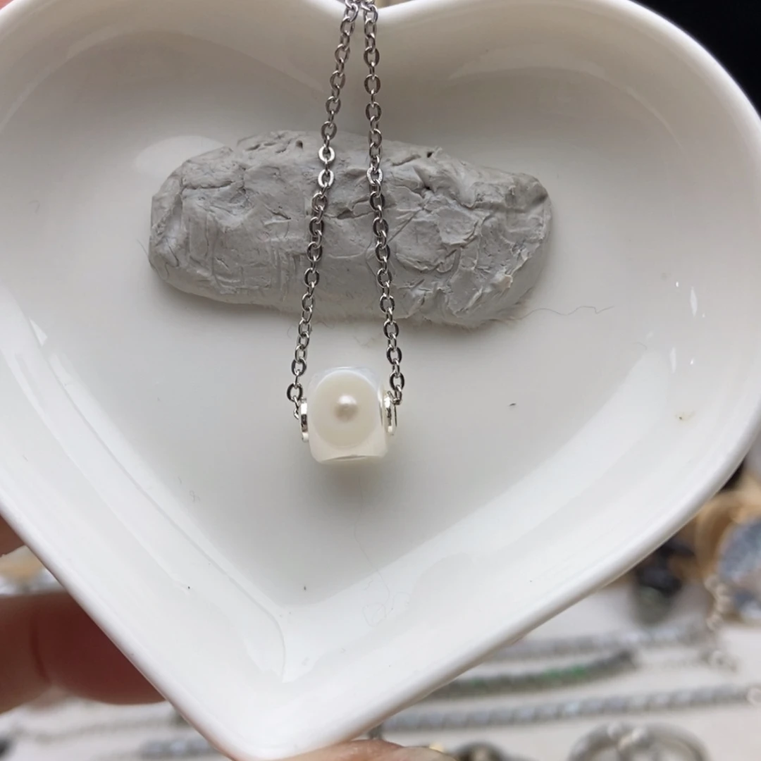 淡水珍珠钛钢画框福利淡水珍珠骰子吊坠