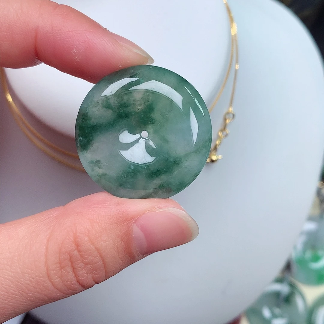 翡翠颈饰未镶嵌平安扣