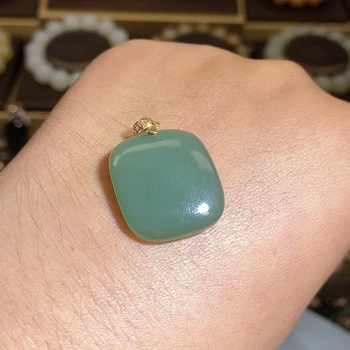 【闪购商品】吊坠(不含链)18K金镶嵌和田玉（碧玉）