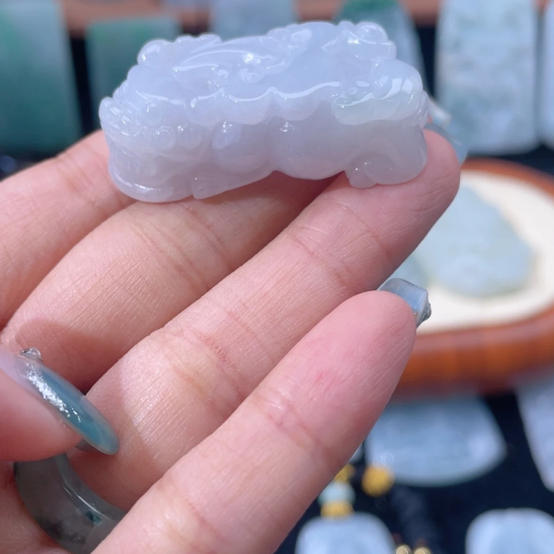 翡翠未镶嵌颈饰貔貅