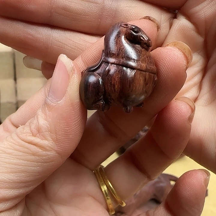 黄花梨/降香黄檀兔*哥唐马小吊坠