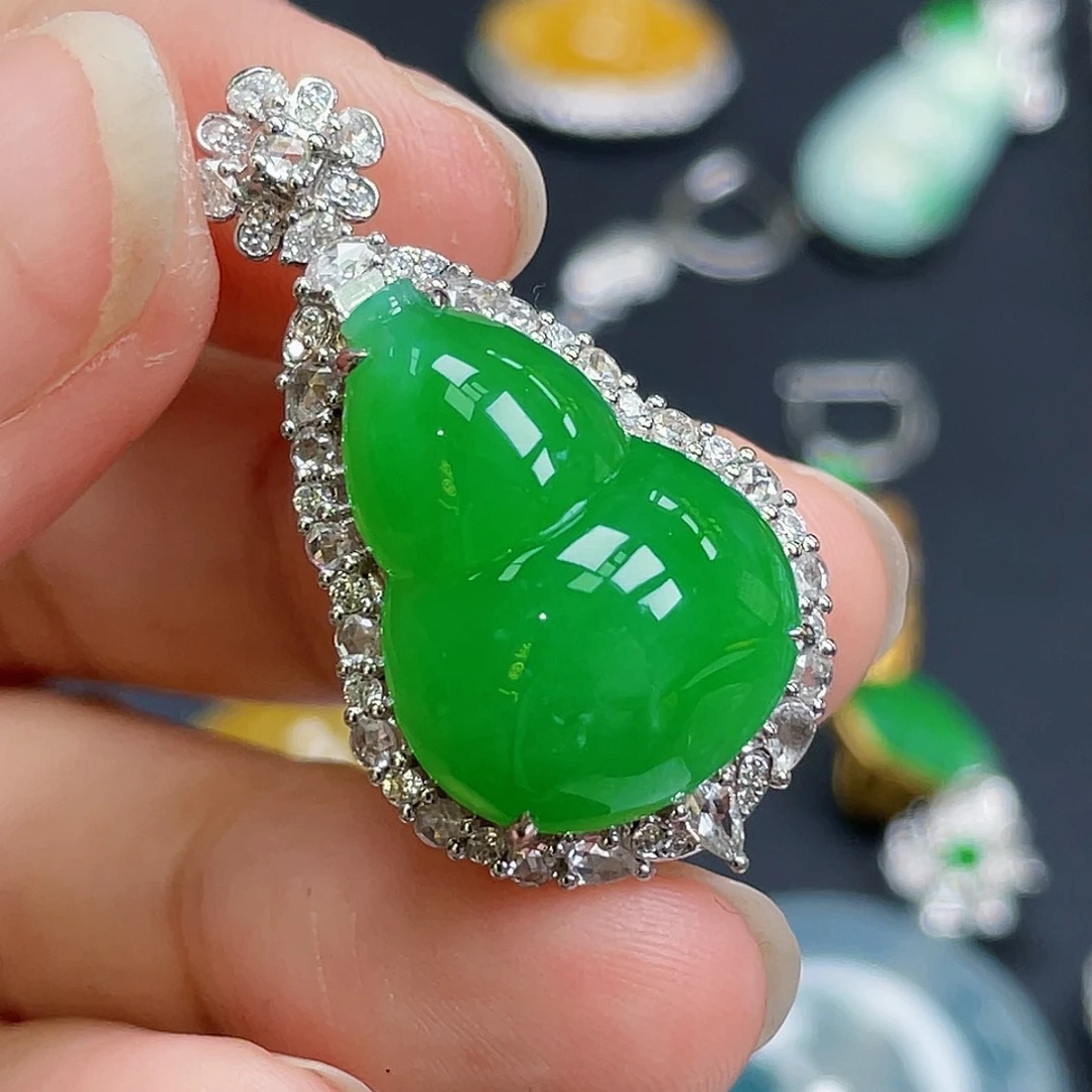 翡翠18K金镶嵌颈饰绿葫芦